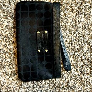 Kate Spade Zippered Chrissy wristlet